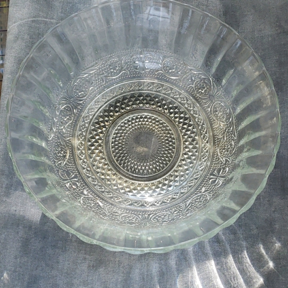 KIG Indonesia Glass Sandwich Pattern 7-1/2″ Bowl